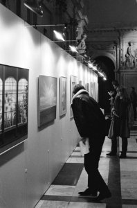 Tent. in Paleis op de Dam te A'dam van werken van jonge kunstenaars tot 7 decemb, Bestanddeelnr 931-1738