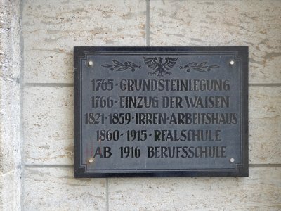 Tafel am ehemaligen Waisenhaus in Arnstadt