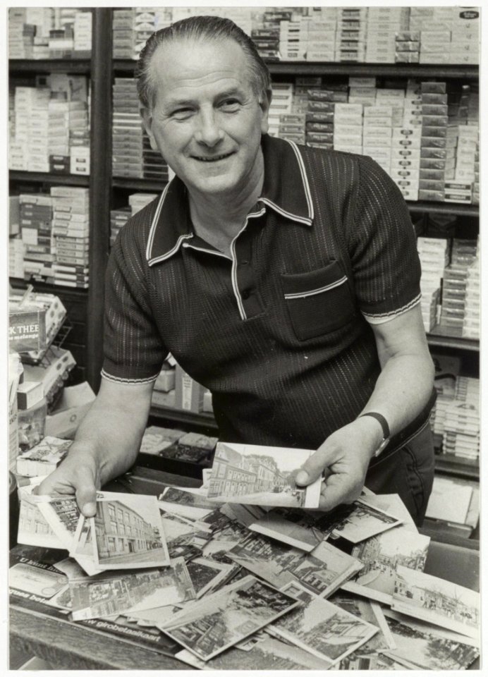 Tabakswinkel L. Braakman, Jacobijnestraat 8. Op de foto L. Braakman, verzamelaar van prentbriefkaarten, ongeveer 2300 stuks. NL-HlmNHA 54005707