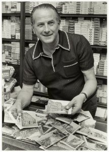 Tabakswinkel L. Braakman, Jacobijnestraat 8. Op de foto L. Braakman, verzamelaar van prentbriefkaarten, ongeveer 2300 stuks. NL-HlmNHA 54005707