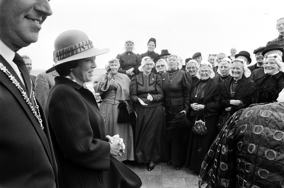 T.g.v. 50-jarig bestaan van de Afsluitdijk heeft Koningin Beatrix het beeld De , Bestanddeelnr 932-1865