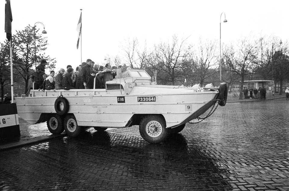 T.g.v. bevrijdingsdag kan men een tochtje maken met Canadees amfibievoertuig uit, Bestanddeelnr 932-1392