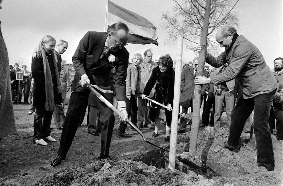 T.g.v. 25e boomfeestdag hebben Prinses Margriet en Prins Bernhard een herdenkingsboom geplant in het Maliepark te Apeldoorn, Bestanddeelnr 931-3797