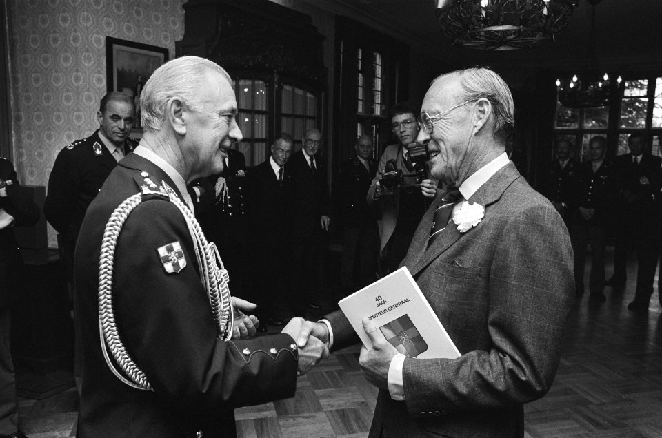 T.g.v. 40 jaar stat Inspecteur-generaal der krijgsmacht overhandigt insp-gen. De, Bestanddeelnr 933-4286