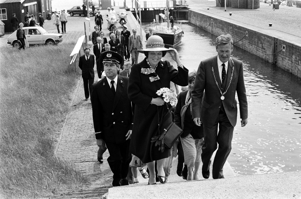 T.g.v. 50-jarig bestaan van de Afsluitdijk heeft Koningin Beatrix het beeld De , Bestanddeelnr 932-1864