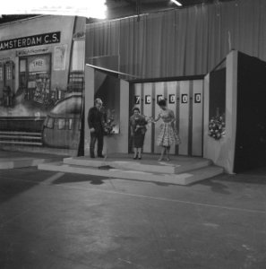 T V toto in de Expohal Julia de Gruyter dankt publiek, Bestanddeelnr 912-4199