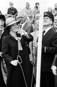 T.g.v. 50-jarig bestaan van de Afsluitdijk heeft Kon. Beatrix het beeld De Stee, Bestanddeelnr 932-1862