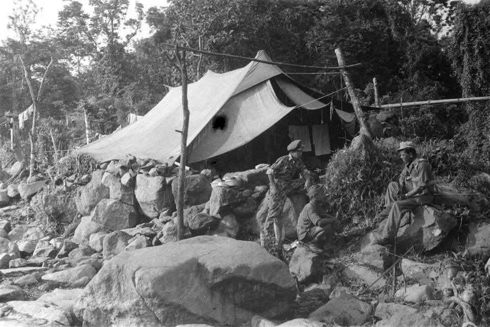 Tent achter een versterking van rotsblokken met enkele KNIL-militairen, Bestanddeelnr 107-5-5