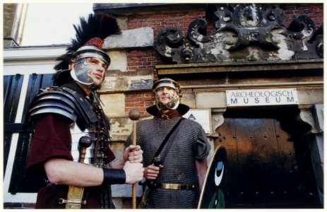 Ter ere van de expositie 'Bij Jupiter in het Archeologisch museum marcheerden Romeinse soldaten in Haarlem rond. NL-HlmNHA 54037105