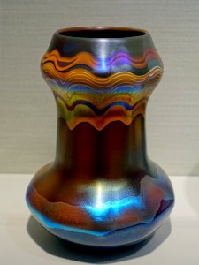 Ten-sided vase, Louis Comfort Tiffany, c. 1899-1900, glass - Hessisches Landesmuseum Darmstadt - Darmstadt, Germany - DSC00873