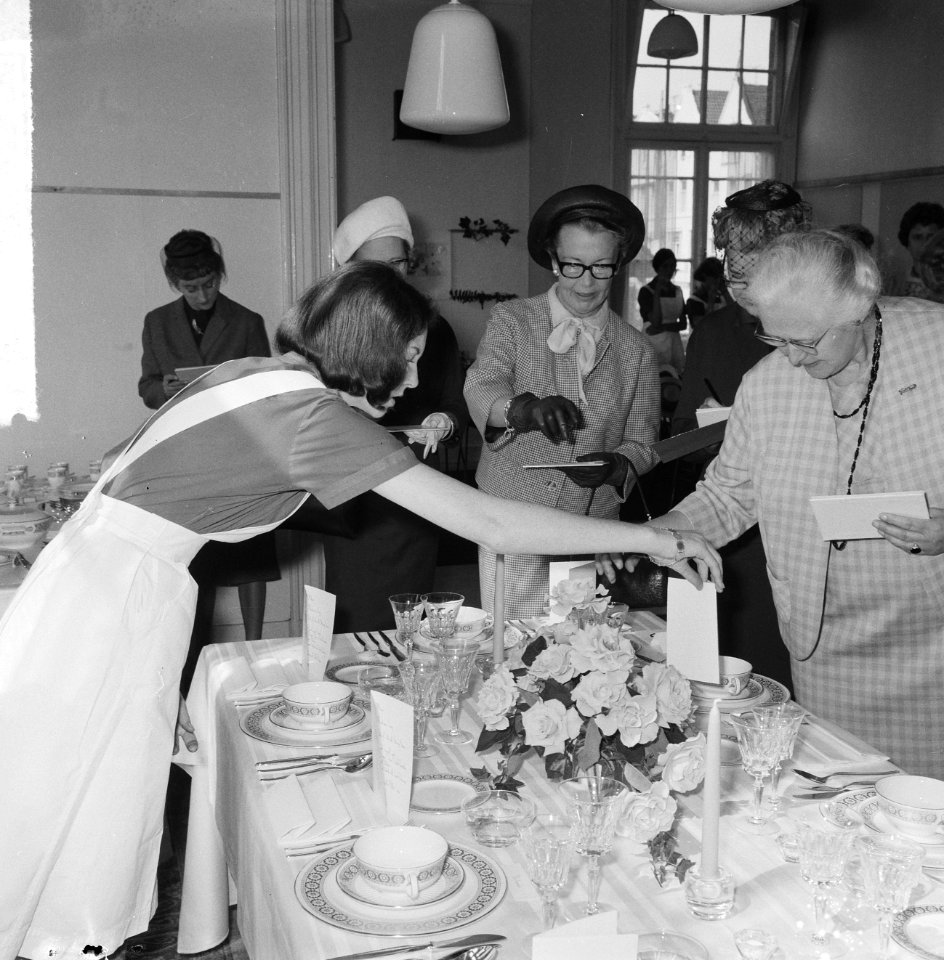 Tafeldekwedstrijd in de Huishoudschool aan het Zandpad, mevrouw Van Hall samen m, Bestanddeelnr 917-7841