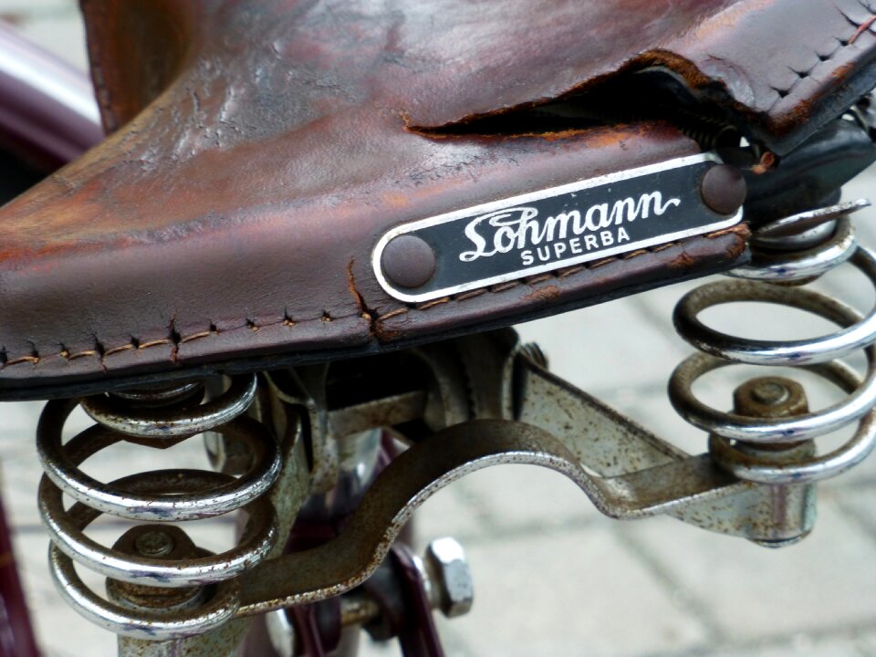 Seat springs feather saddle