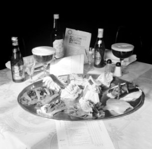 Tafel met daarop een schaal met diverse soorten smørrebrød en Deense bieren en A, Bestanddeelnr 252-9030