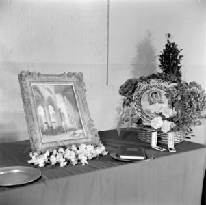 Tafel met onder meer een schilderij en een herinneringsschaal in een bloemstuk, Bestanddeelnr 255-8512