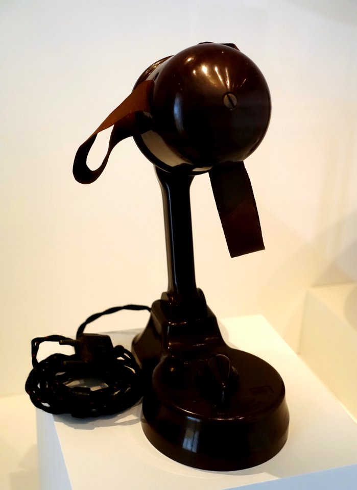 Table fan 'Bandolero', Great Britain, c. 1930, phenolic resin, grosgrain ribbon - Germanisches Nationalmuseum - Nuremberg, Germany - DSC02391