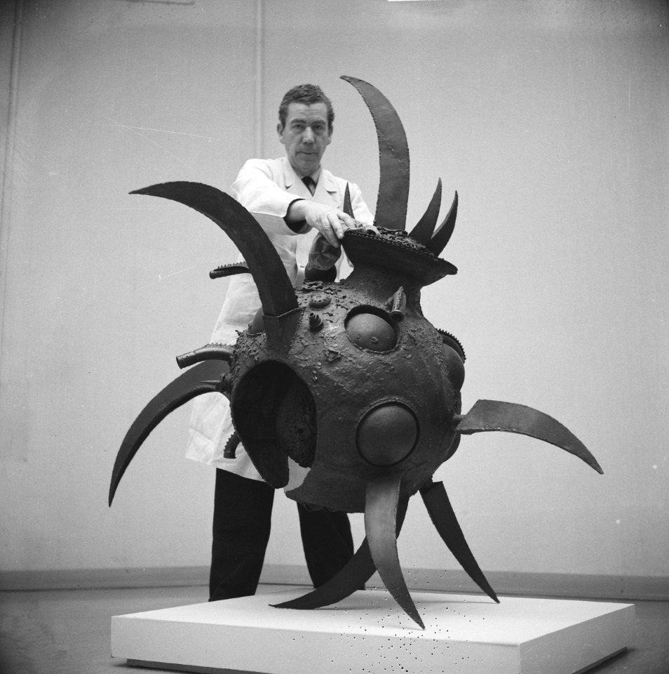 Tentoonstelling 150 jaar beeldhouwen in Gemeentelijk Museum te Arnhem Stofafnem, Bestanddeelnr 915-7644