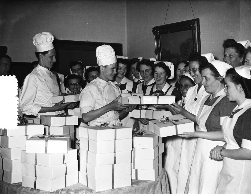 Taarten voor Moederdag van zusters kankerbestrijding Anthonie Leeuwenhoekhuis Am, Bestanddeelnr 907-1142
