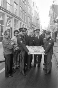 Taart voor politie van VVV als dank voor inzet tijdens Zomerplan, Bestanddeelnr 934-1563