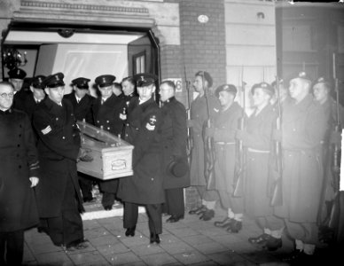Teraardebestelling slachtoffers vliegtuigongeluk te Voorhout. Uitdragen baar, Bestanddeelnr 903-0934