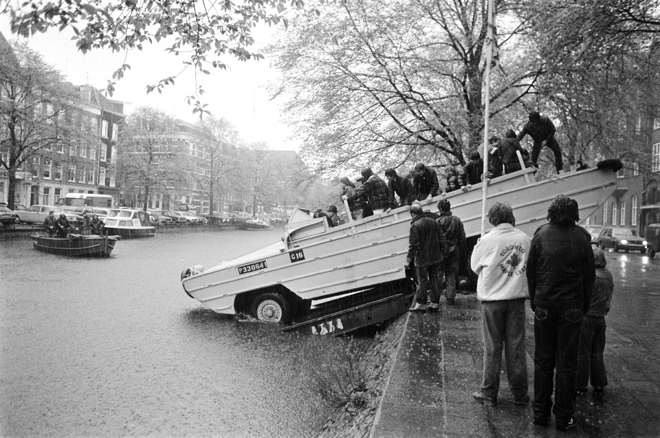 T.g.v. bevrijdingsdag kan men een tochtje maken met Canadees amfibievoertuig uit, Bestanddeelnr 932-1391