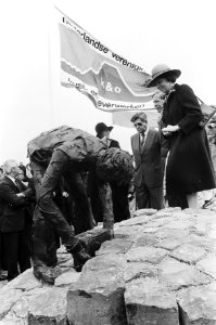T.g.v. 50-jarig bestaan van de Afsluitdijk heeft Koningin Beatrix het beeld De , Bestanddeelnr 932-1861