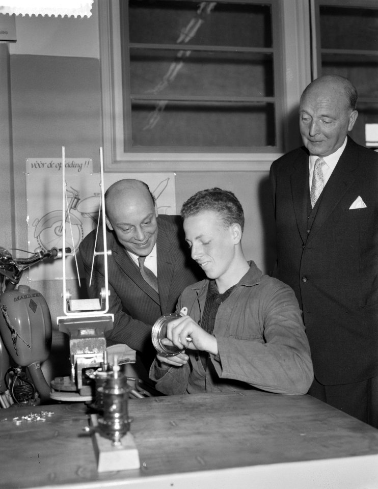 Tentoonstelling Een eeuw vakopleiding in Amsterdam . Dr. J. R. Blom , een lee…, Bestanddeelnr 912-3335