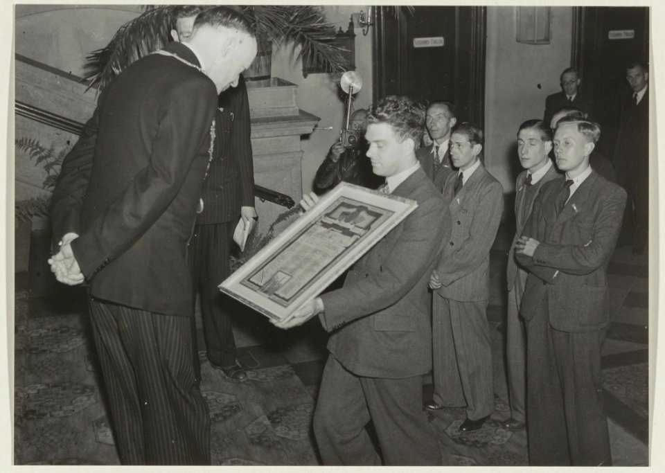 Ter herinnering aan het medeleven van Haarlems burgerij tijdens het oponthoud bij het station voor de deportatie naar Duitsland op 12 nov 1944 wodt namens die 150 burgers uit Rotterdam een o, NL-HlmNHA 54010787