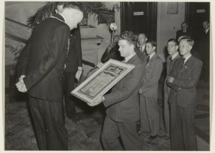 Ter herinnering aan het medeleven van Haarlems burgerij tijdens het oponthoud bij het station voor de deportatie naar Duitsland op 12 nov 1944 wodt namens die 150 burgers uit Rotterdam een o, NL-HlmNHA 54010787