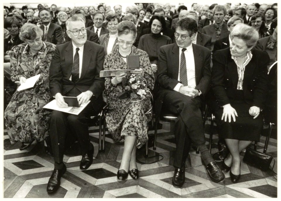 Ter gelegenheid van zijn afscheid ontvangen Roel en Corrie de Wit de zilveren penning van de provincie Noord Holland. Minister Ien Dales (links) en Elisabeth Schmitz (rechts) en Ed van Thijn, NL-HlmNHA 54032213