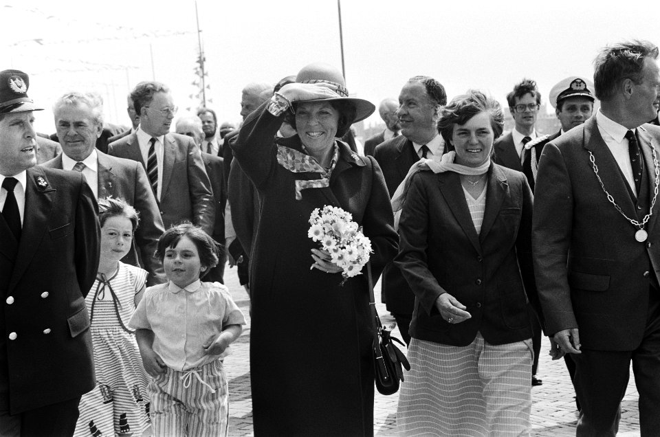 T.g.v. 50-jarig bestaan van de Afsluitdijk heeft Koningin Beatrix het beeld De , Bestanddeelnr 932-1863