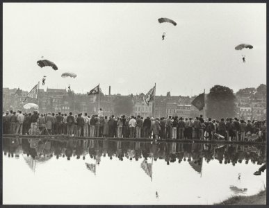 Ter herdenking van de 40ste verjaardag van de luchtlandingen bij Arnhem werd zat, Bestanddeelnr 24022 085