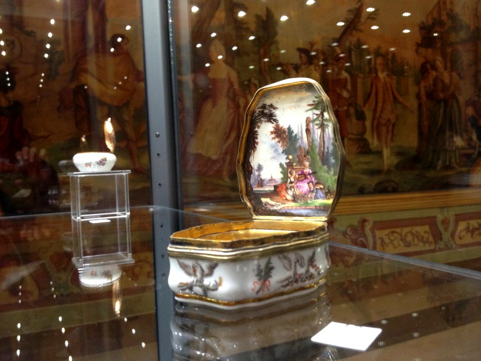 Tabacchira con scena campestre con figure - Manifattura Du Paquier 1740 - Museo Duca di Martina di Napoli