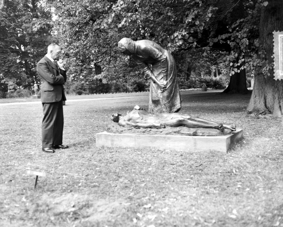 Tentoonstelling Beelden Sonsbeek Arnhem. Het Grauwvuur (Constantin Meunier), Bestanddeelnr 905-1533