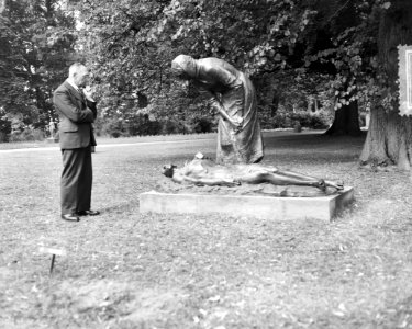 Tentoonstelling Beelden Sonsbeek Arnhem. Het Grauwvuur (Constantin Meunier), Bestanddeelnr 905-1533