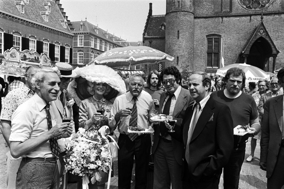 Ter afsluiting parlementaire jaar barbequefeest op Binnenhof v.l.n.r. Keja (VVD, Bestanddeelnr 928-6619