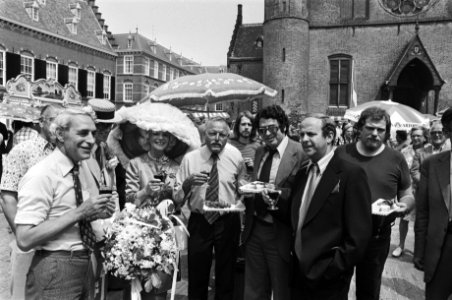 Ter afsluiting parlementaire jaar barbequefeest op Binnenhof v.l.n.r. Keja (VVD, Bestanddeelnr 928-6619