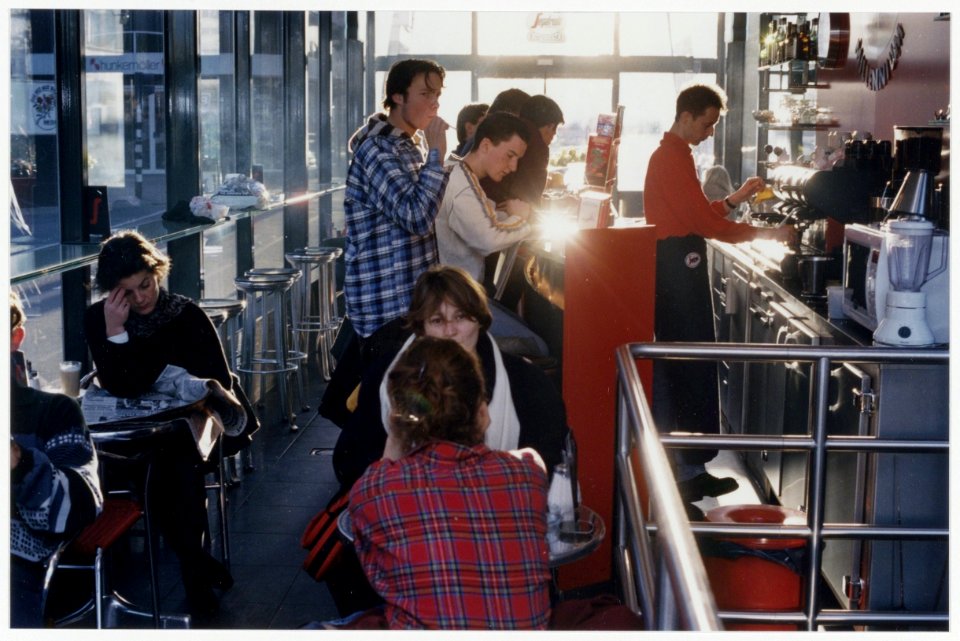 Ter gelegenheid van het één-jarig bestaan schenkt café Millennium gratis koffie. NL-HlmNHA 54036438