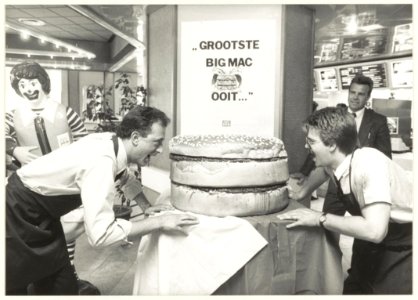 Ter gelegenheid van het 10-jarig bestaan van het McDonald's Rastaurent werd een Big Mac van 120 kg gemaakt. NL-HlmNHA 54023691