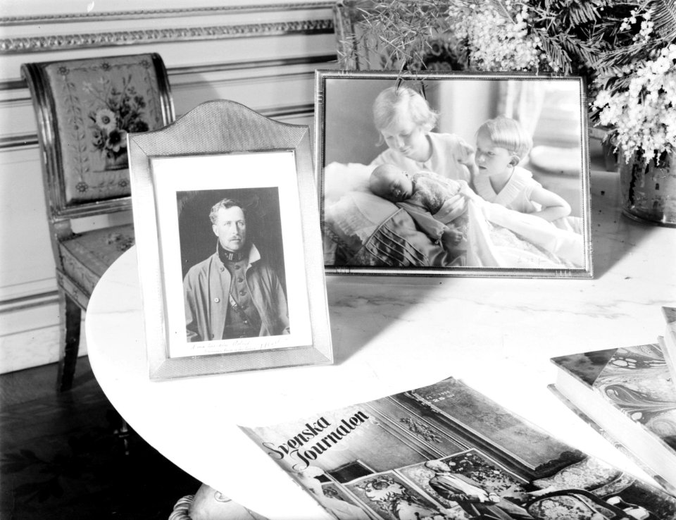 Tafel in het paleis met daarop een Zweeds tijdschrift en ingelijste foto's van k, Bestanddeelnr 254-6168