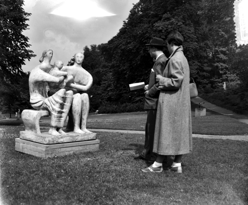 Tentoonstelling beeldhouwwerken Sonsbeek Arnhem. Family Group ( Henry Moore ), Bestanddeelnr 905-1531