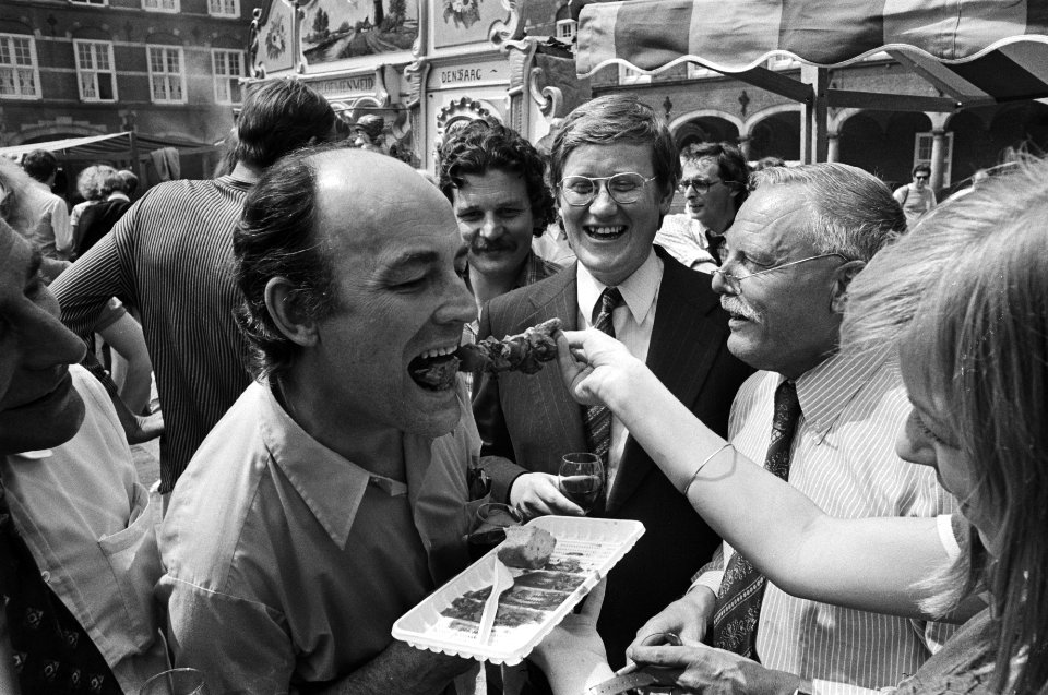 Ter afsluiting parlementaire jaar barbequefeest op Binnen Aantjes (AR) happend, , Bestanddeelnr 928-6621