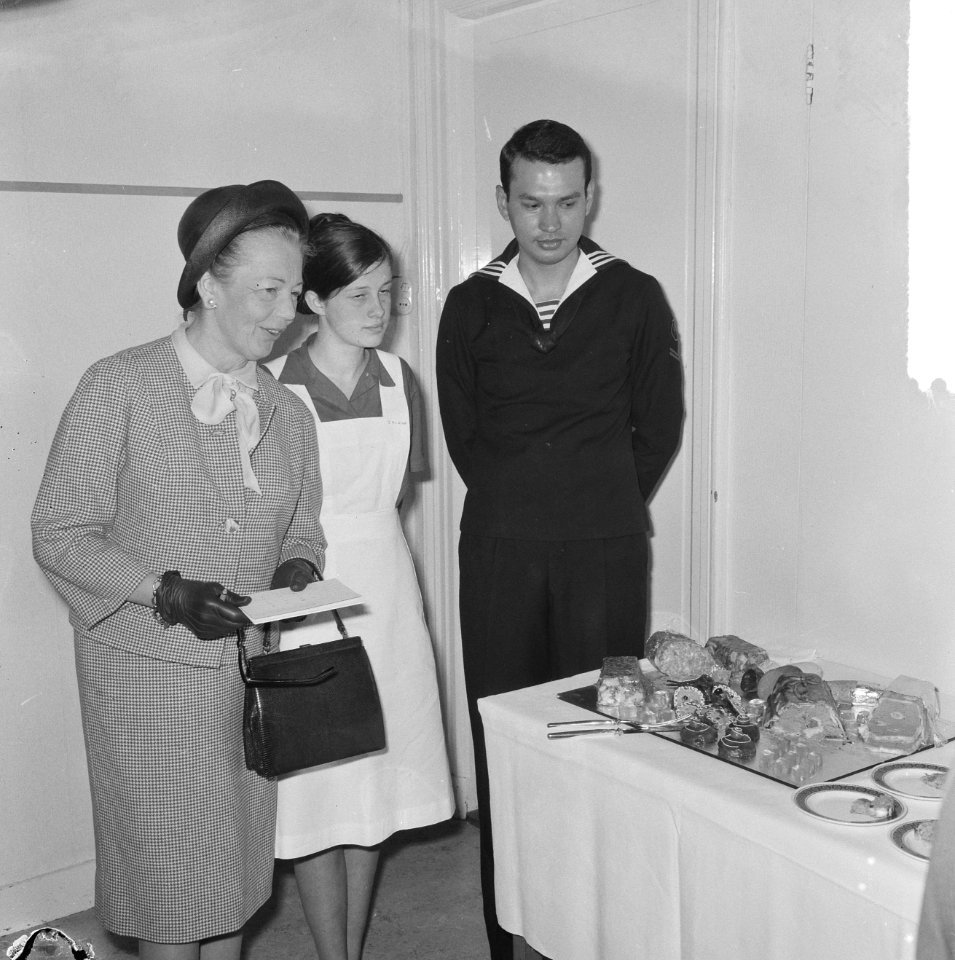 Tafeldekwedstrijd in de Huishoudschool aan het Zandpad, mevrouw Van Hall, Bestanddeelnr 917-7845