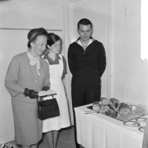 Tafeldekwedstrijd in de Huishoudschool aan het Zandpad, mevrouw Van Hall, Bestanddeelnr 917-7845