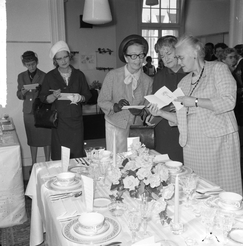 Tafeldekwedstrijd in de Huishoudschool aan het Zandpad, mevrouw Van Hall, Bestanddeelnr 917-7847