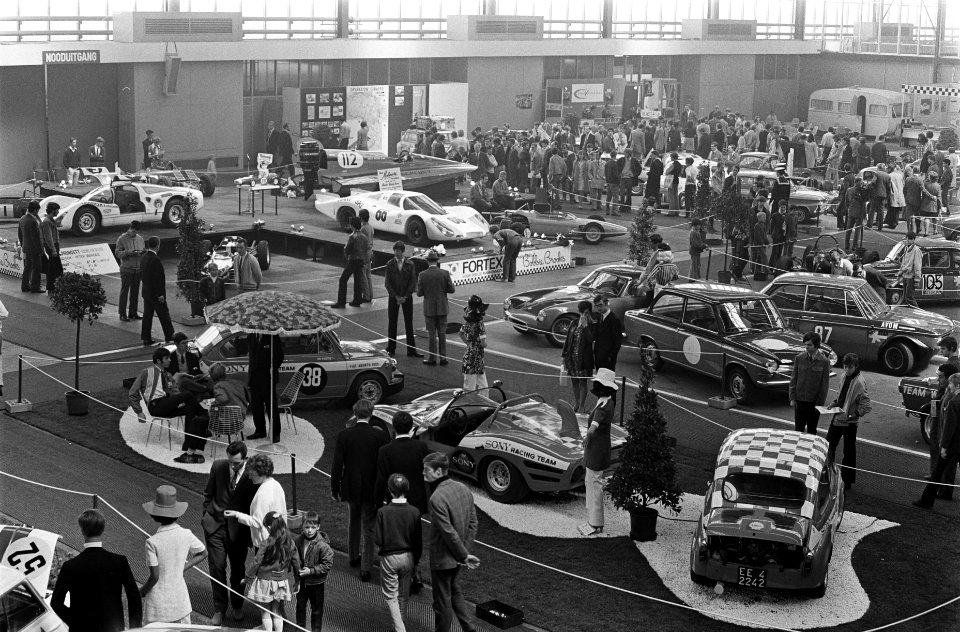 Tentoonstelling Autosport 1969 in RAI modeshow tussen de wagens, Bestanddeelnr 922-4166