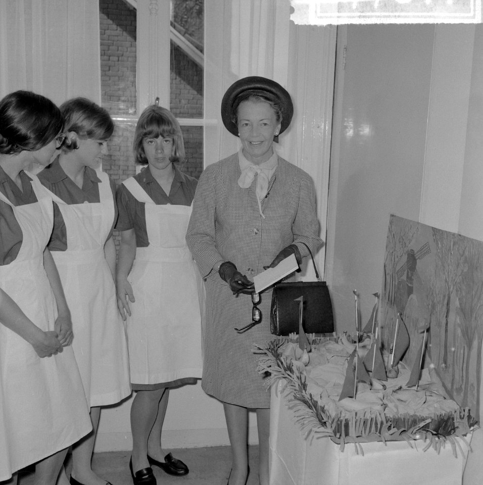 Tafeldekwedstrijd in de Huishoudschool aan het Zandpad, mevrouw Van Hall, Bestanddeelnr 917-7844