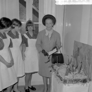 Tafeldekwedstrijd in de Huishoudschool aan het Zandpad, mevrouw Van Hall, Bestanddeelnr 917-7844