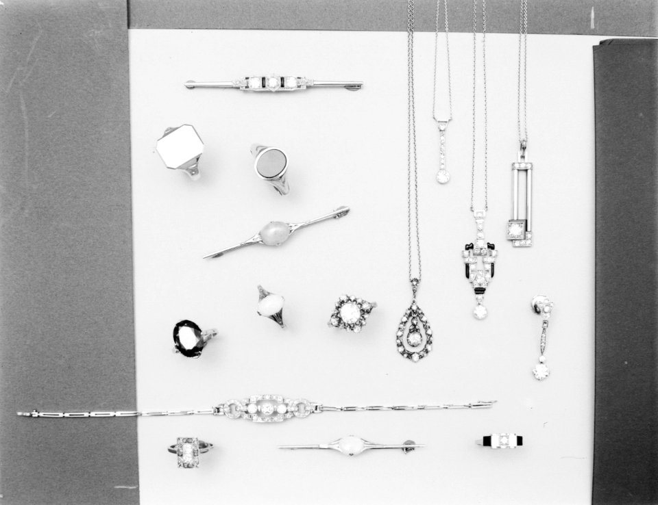Tableau met ringen, broches en halskettingen, Bestanddeelnr 254-6179