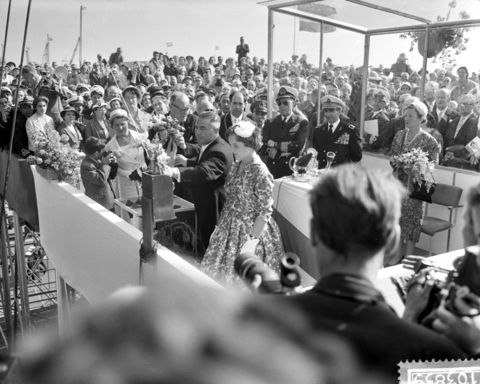 Tewaterlating van de tanker Mohammed Reza Shah door Prinses Margriet in aanwez, Bestanddeelnr 910-3859