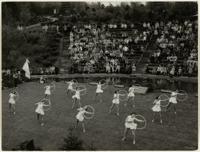 Ter gelegenheid van het 40-jarig bestaan van de Kennemer Turnkring werden op maandag 14 mei in het Openluchttheater Turnwedstrijden gehouden, waarbij de dames van Rotterdam een hoepel oefening ten bes
